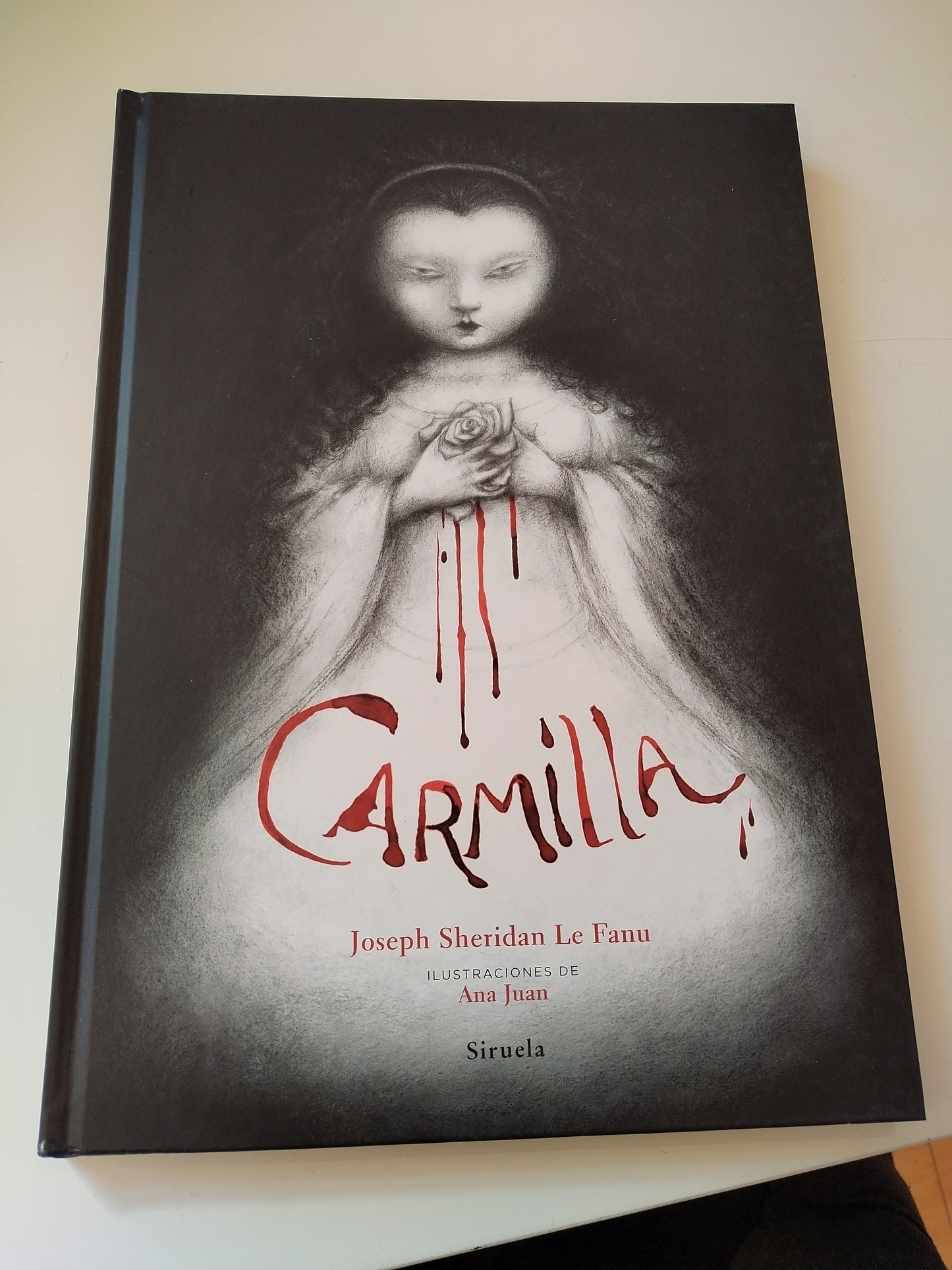 Carmilla de Joseph Sheridan Le Fanu con ilustraciones de Ana Juan