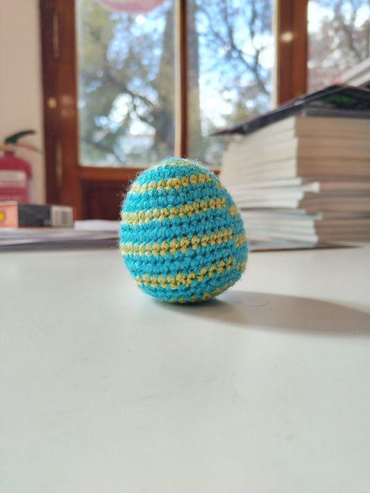 Huevo amigurumi azul a franjas verdes