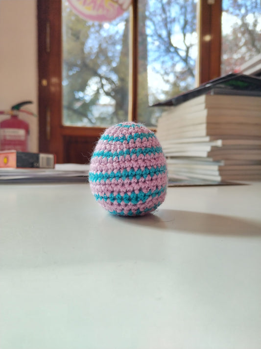 Huevo amigurumi morado a franjas azules