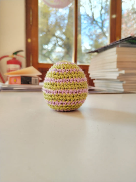 Huevo amigurumi a franjas moradas y verdes