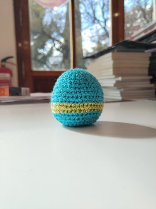 Huevo amigurumi azul con franja verde