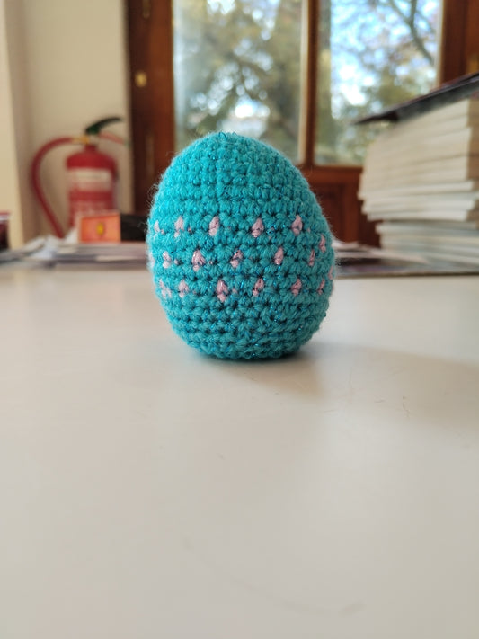 Huevo amigurumi azul con motas moradas
