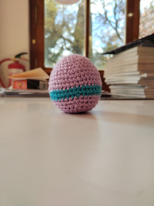 Huevo amigurumi morado con franja azul