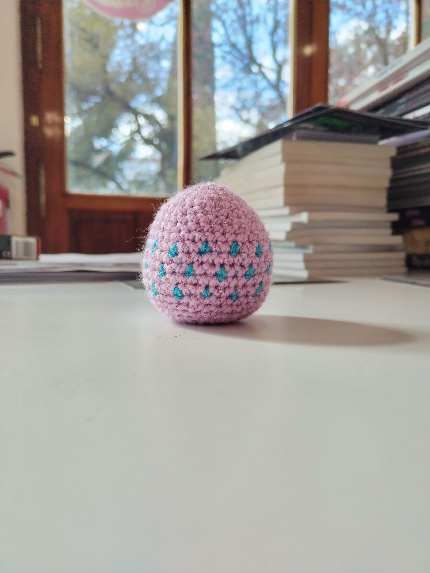Huevo amigurumi morado con motas azules
