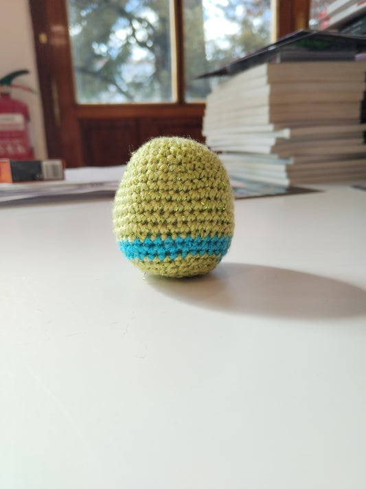 Huevo amigurumi verde con franja azul