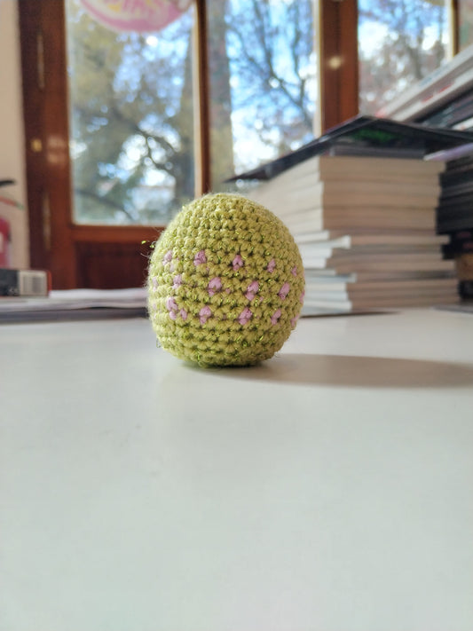 Huevo amigurumi verde con motas moradas