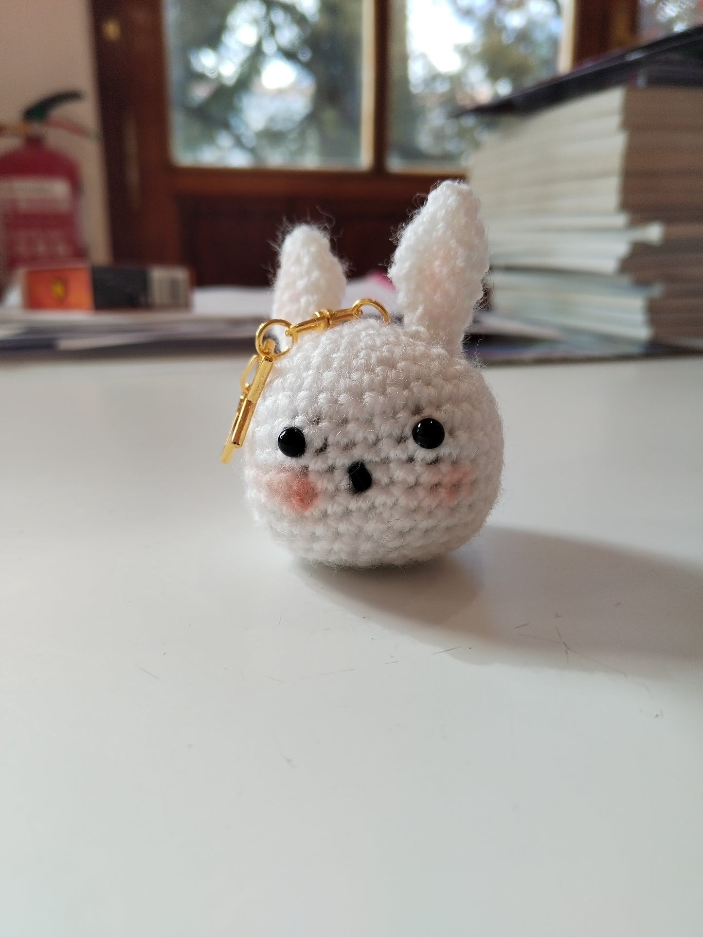 Llavero conejito amigurumi