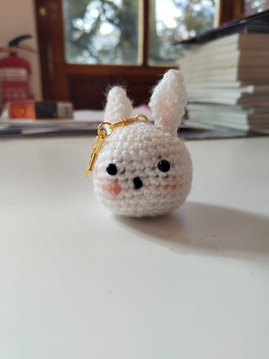Llavero conejito amigurumi