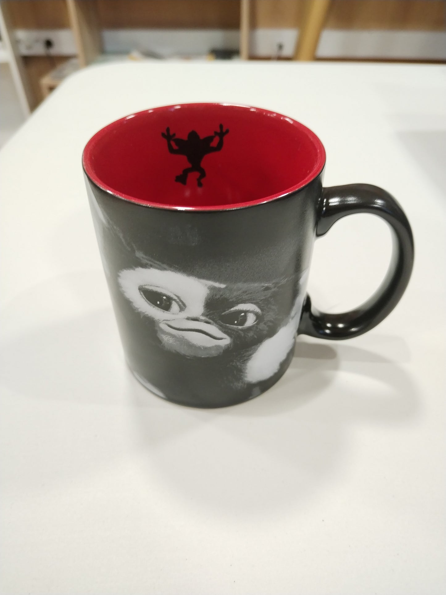 Taza Gizmo blanco y negro