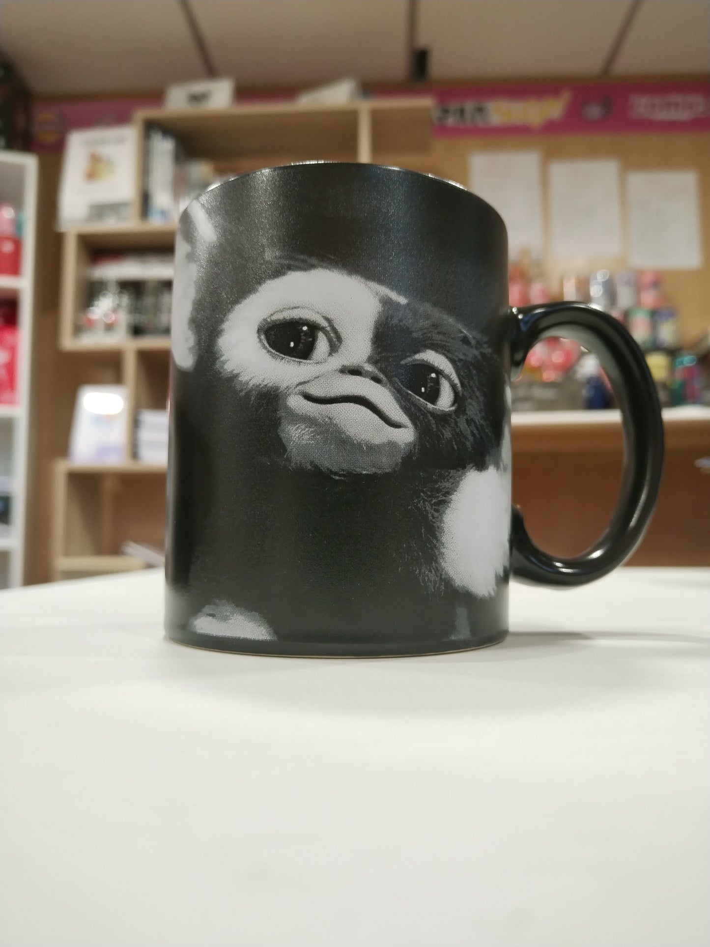 Taza Gizmo blanco y negro