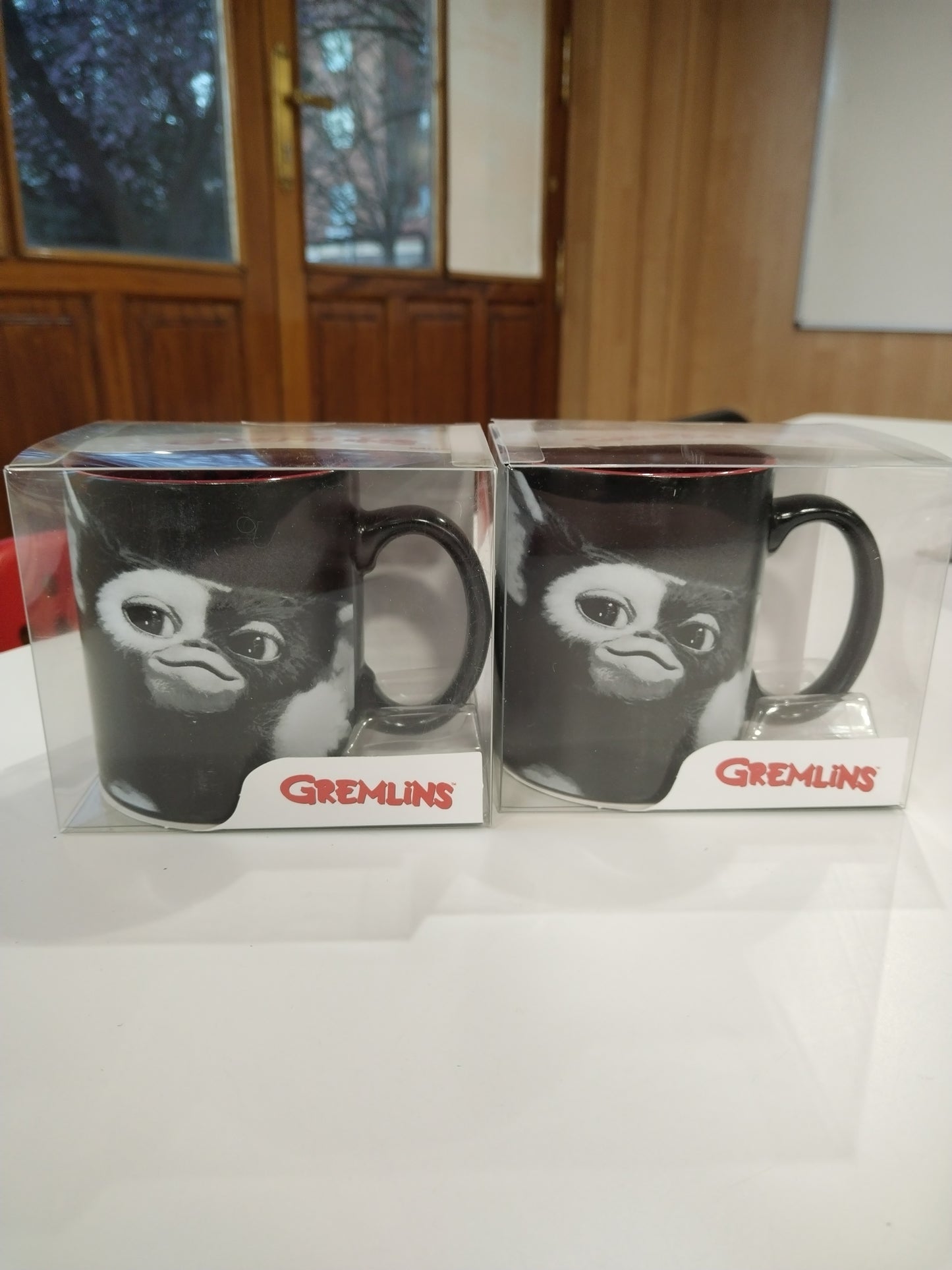 Taza Gizmo blanco y negro